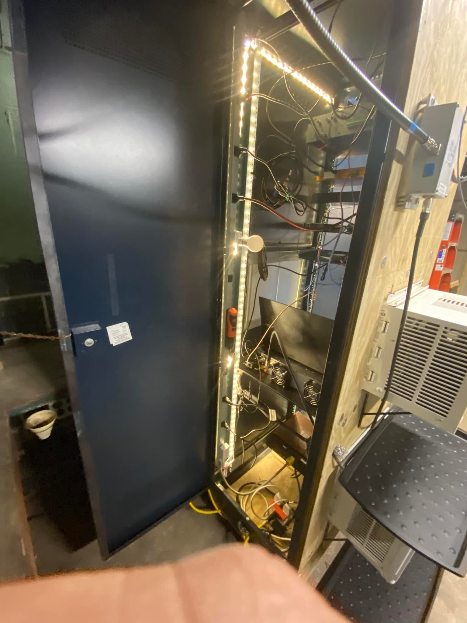 Back of the cabinet. Back of the W275DA rack cabinet.