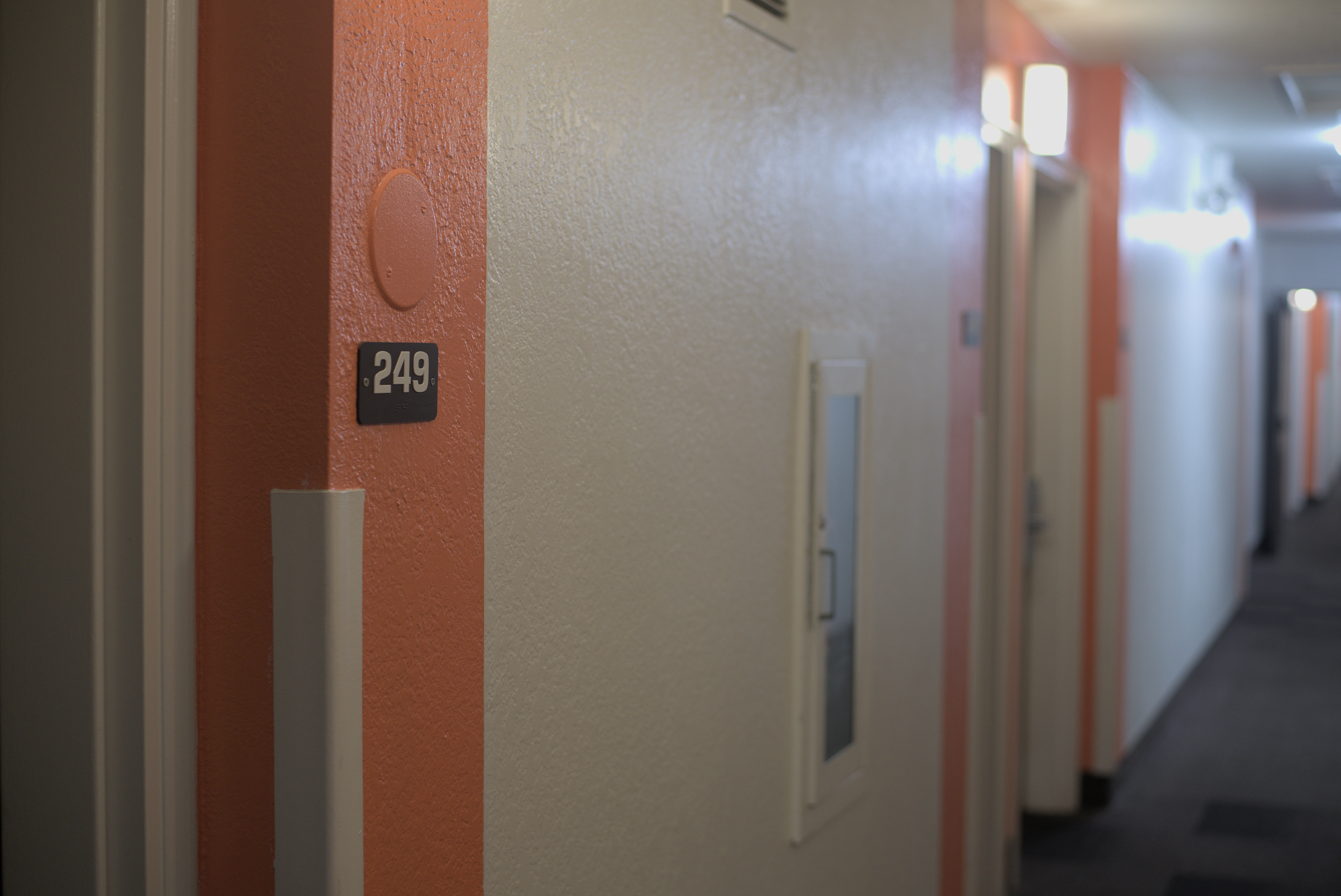 Casi 80 personas viven actualmente en el Newport Motel 6, entre adultos solteros, parejas y varias familias con niños pequeños.